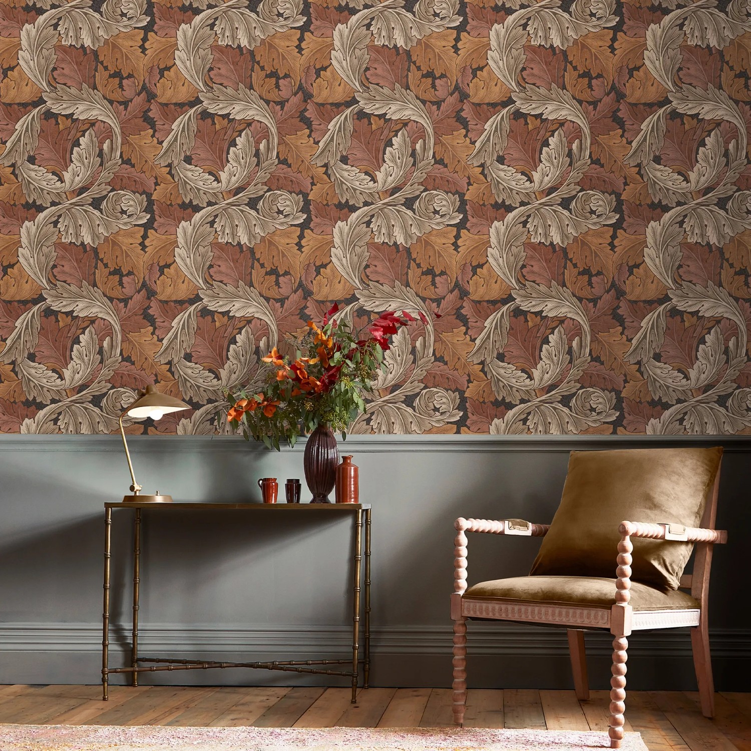 William Morris Vliestapete Acanthus blau mit Blättermuster, Teil einer Raumansicht.