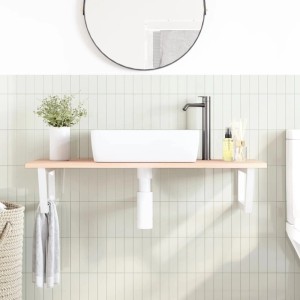Waschtischplatte aus massivem Eichenholz mit weißen Trapez-Stahlhalterungen im modernen Badezimmer. Mit Waschbecken und Handtuch.