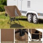 Brauner faltbarer Campingstuhl mit Seitentasche auf Gras vor Wohnwagen. Ultraleichter Gartenstuhl mit Oxford-Gewebe.