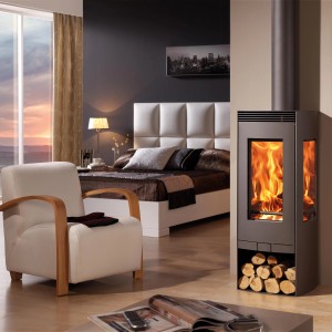 Panadero Alba Kaminofen in Schwarz mit Holzscheiten im Wohnraum.