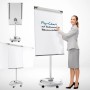 Mobiles Flipchart Shark Premium mit Rollenfuß und Papierhaltern im Einsatz.