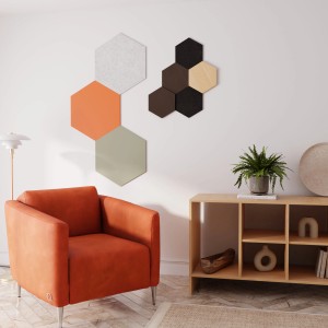 Designpaneel Hexagon Eiche Clear, 3er Set, an Wand montiert. Akustikpaneele in Eiche und Schwarz.