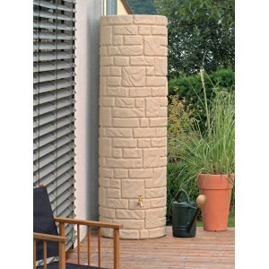 Arves Regentonne Arcado 460 l in Sandstein-Optik mit Wasserhahn im Garten.