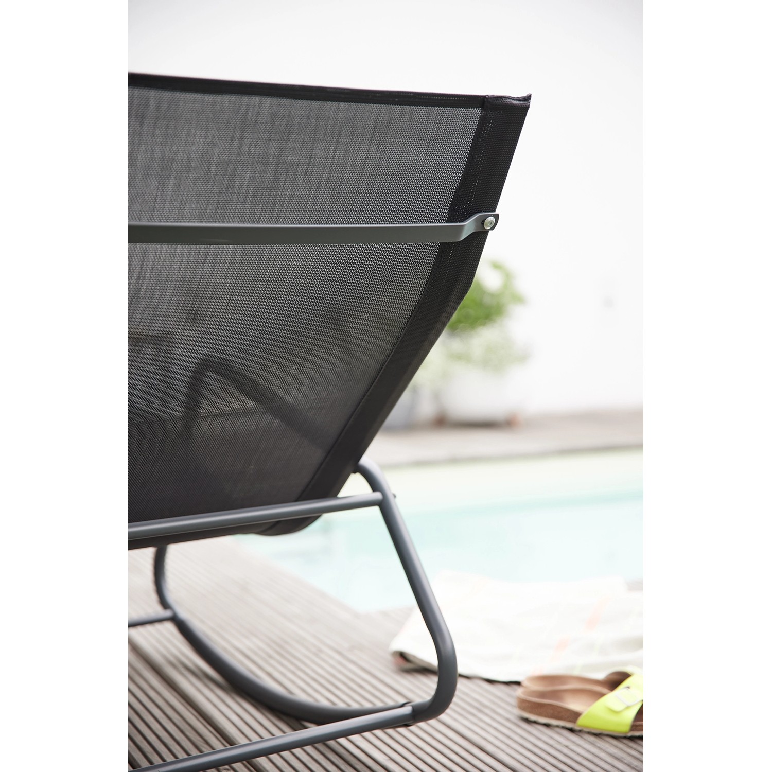 Detailansicht: Schwarze Siena Garden Schaukelliege Aliano mit Ranotex-Gewebe und Stahlgestell.