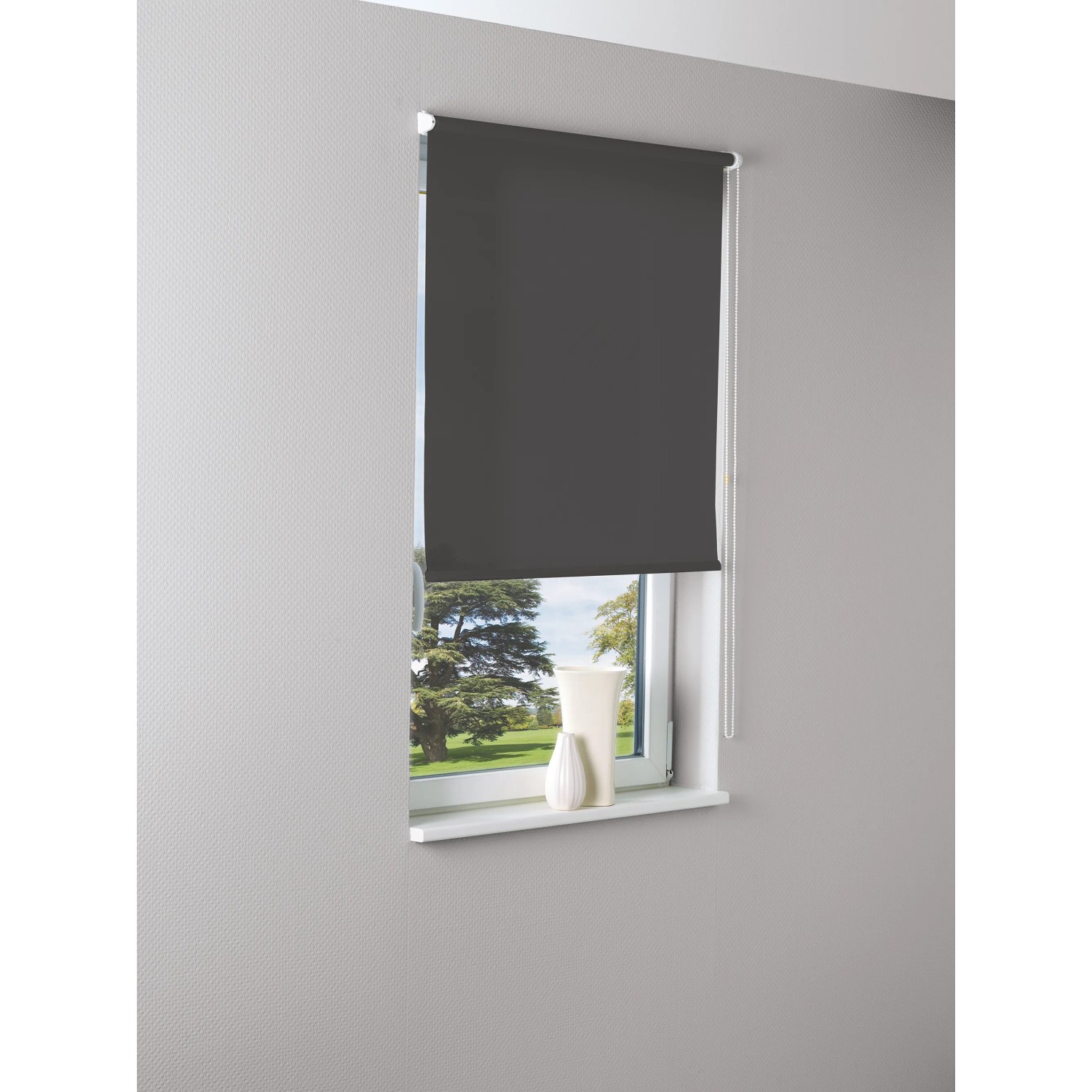 Graues Tageslicht-Rollo Zamora, 60x175 cm, am Fenster montiert. Sichtschutz ohne Verdunkelung.
