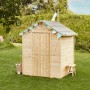 Soulet Kinderspielhaus Garance aus Holz, naturbelassen mit Windsack im Garten.