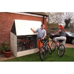 Duramax Fahrradbox in Hellbeige mit zwei Fahrrädern und zwei Personen im Garten.