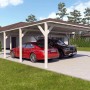 Holzbrüder Doppelcarport Ralf, reinweiß mit dunkelbraunem Blechdach, zwei Autos parken darunter.