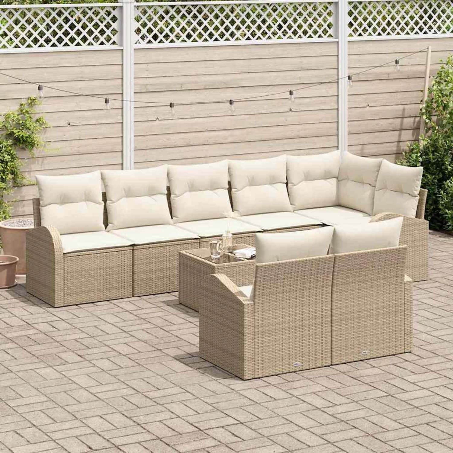 Beige-weißes 9-teiliges Garten-Sofa-Set aus Polyrattan mit Kissen.