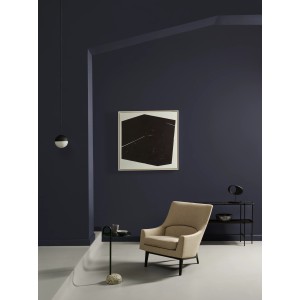 Raum mit ELLE DECORATION Wandfarbe Black Glass No. 194, matt. Dunkle, moderne Wohnraumgestaltung.