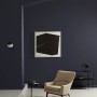 Raum mit ELLE DECORATION Wandfarbe Black Glass No. 194, matt. Dunkle, moderne Wohnraumgestaltung.
