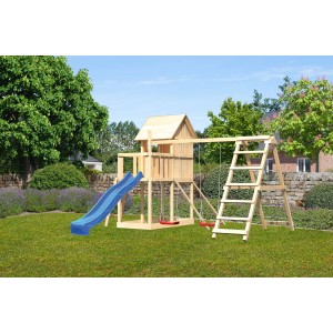 Karibu Stelzenhaus Frieda mit Schaukel, Klettergerüst, Rutsche (blau) und Netzrampe im Garten.