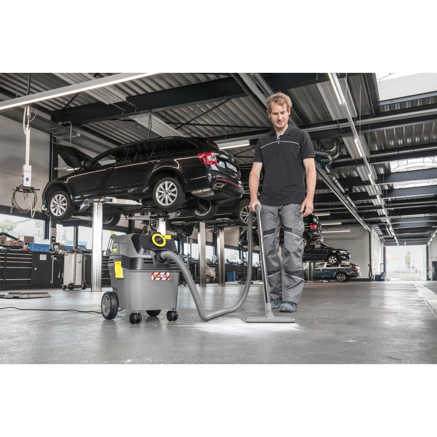 Kärcher NT 30/1 Ap L Nass-/Trockensauger im Einsatz in Werkstatt mit Mann.