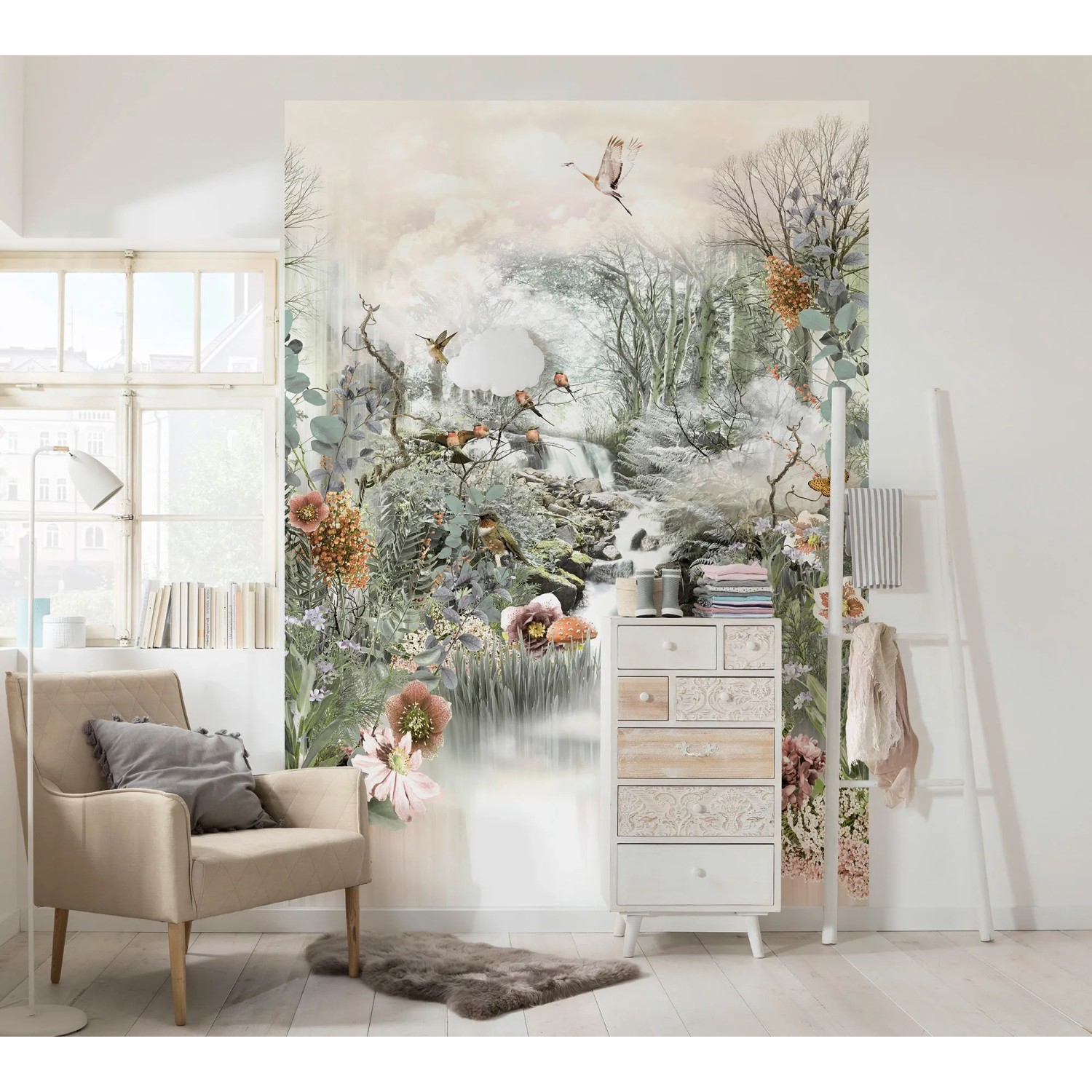 Komar Fototapete Fable mit Waldmotiv, Wasserfall, Vögeln und Blumen in sanften Farben.