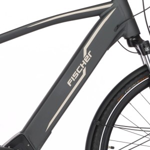 Detailansicht: Graues Fischer E-Bike Viator 5.0i mit Schriftzug am Rahmen.