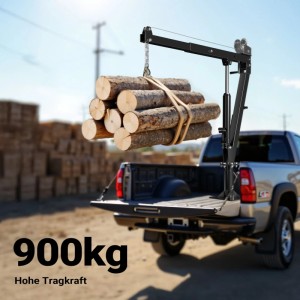 Schwarzer Wiltec Pickup Kran hebt Holzstämme von einem LKW. 900 kg Tragkraft, 360° drehbar, Bodenmontage.