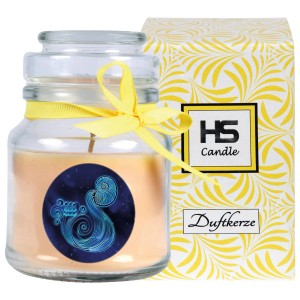 HS Candle Duftkerze Sternzeichen Wassermann Vanille im Glas mit gelbem Band und Verpackung.