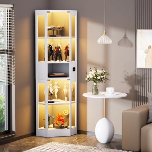 Weiße Eck-Glasvitrine mit LED-Beleuchtung, fünf Fächern und Sammlerstücken, im modernen Wohnzimmer.