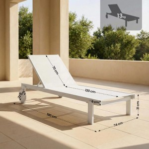 Weiße CLP Sonnenliege Casablanca aus Aluminium mit Stoffbezug, verstellbarer Rückenlehne und Rollen auf Terrasse.