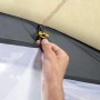 Detailaufnahme: Hand befestigt Moskitonetz am Bestway Lay-Z-Spa Whirlpool Pavillon.
