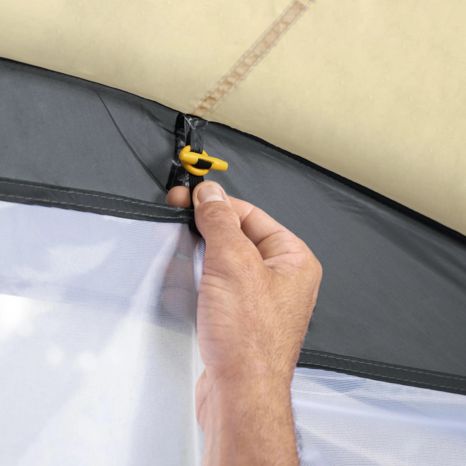 Detailaufnahme: Hand befestigt Moskitonetz am Bestway Lay-Z-Spa Whirlpool Pavillon.