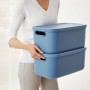 Zwei blaue Rotho Albula Multiboxen (12 l) übereinander gestapelt.