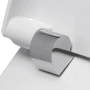Nahaufnahme des weißen ROCA NEXO Urinal SoftClose Deckels aus Keramik mit glänzender Chrom-Befestigung.