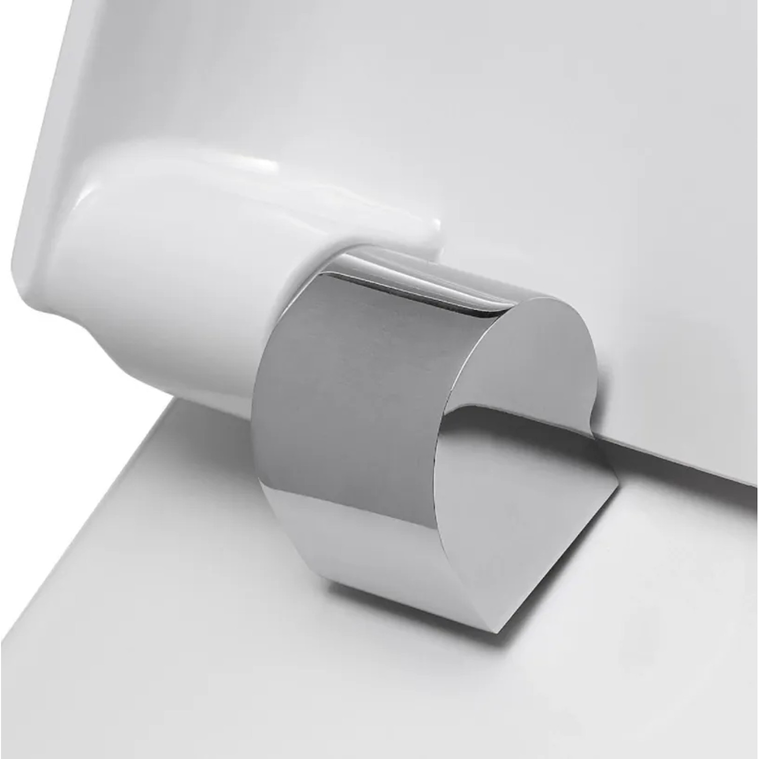 Nahaufnahme des weißen ROCA NEXO Urinal SoftClose Deckels aus Keramik mit glänzender Chrom-Befestigung.