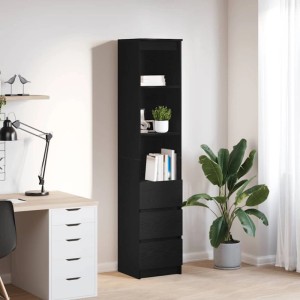 Hohes, schwarzes Highboard in Eichen-Optik mit Schubladen und Regalen im Wohnraum.