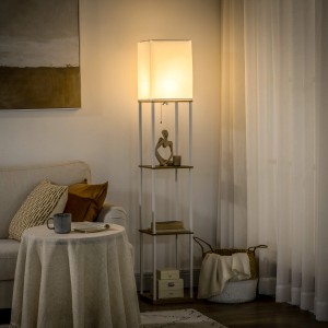 Weiße HOMCOM Stehlampe mit 3 Fächern als Regal im Wohnzimmer. Innenleuchte mit Ablage.