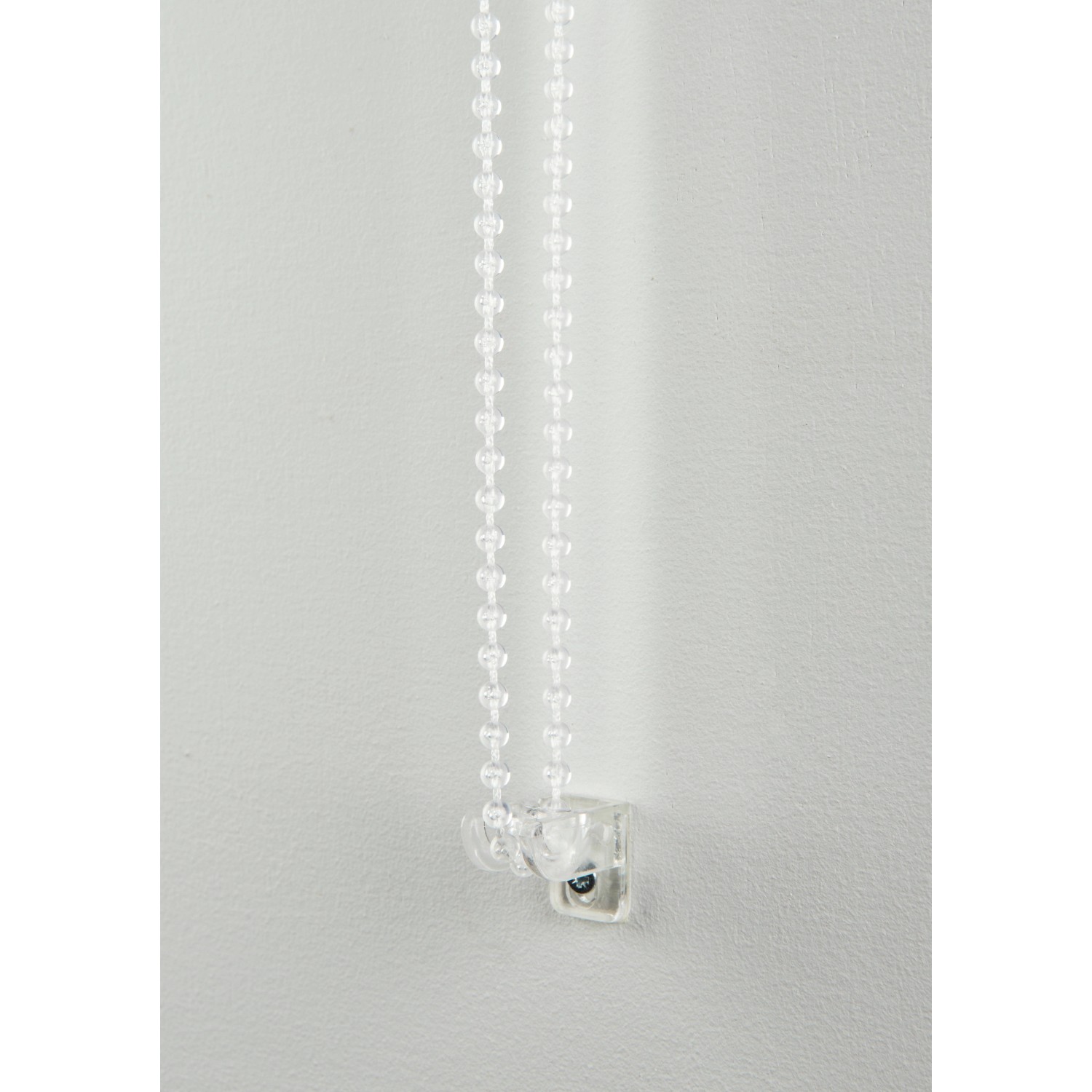 Detailaufnahme der transparenten Kugelkette und des Seitenzuggetriebes vom Schöner Wohnen Thermo-Rollo.