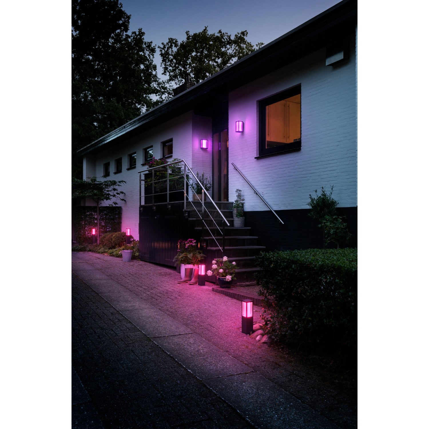 Philips Hue Impress Wegeleuchten und Wandleuchten in Szene gesetzt, leuchten pink.