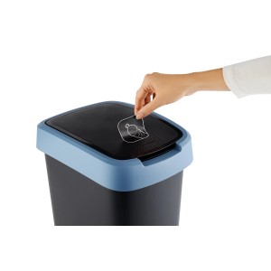 Rotho Swingeimer Twist 10 l Horizontblau: Mülleimer mit Hand, die einen Aufkleber anbringt.