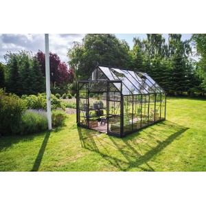 Schwarzes Halls Gewächshaus Icon 8, 9,7 m², mit geöffneter Tür im Garten.