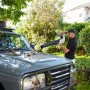 Mann entfernt Laub vom Auto mit Litheli Akku-Laubbläser. Inkl. 2 Akkus 4.0 Ah.