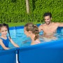 Blauer Bestway Stahlrahmenpool Steel Pro mit Familie im Garten.