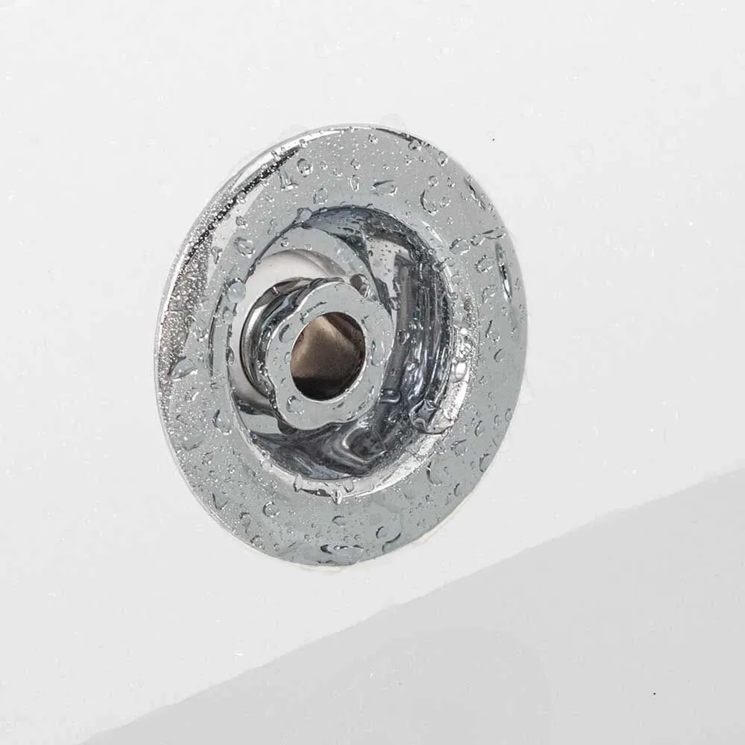 Detailaufnahme einer Düse aus Chrom in einer Tronitechnik Whirlpool Badewanne.