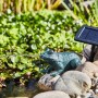 Heissner Teichfigur Frosch Solar-Set mit Pumpe im Gartenteich, Solarpanel sichtbar.
