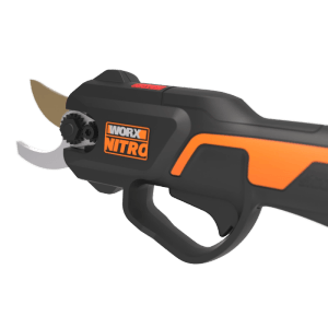 Worx Nitro Akku-Astschere, schwarz-orange, mit scharfen titanbeschichteten Klingen und ergonomischem Griff.