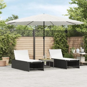 Weißer vidaXL Sonnenschirm mit schwarzem Stahlmast und Strohdach auf einer Terrasse mit Liegen.