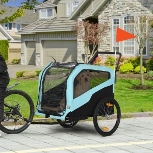Blauer PawHut Hundeanhänger am Fahrrad, mit Hund, Netzfenstern und orangefarbener Fahne. 2-in-1 Fahrradanhänger.