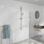 Schütte Brausestange Stilo Chrom im modernen Badezimmer mit Handtuchhalter und Waschtisch.