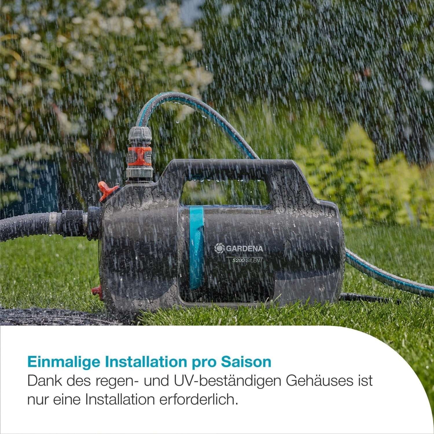 Gardena Gartenpumpe 5200 Silent Set im Einsatz mit Schlauch und Wasserstrahl.