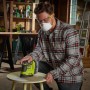 Ryobi Akku-Delta-Vibrationsschleifer RPS18-0 beim Schleifen eines Hockers.