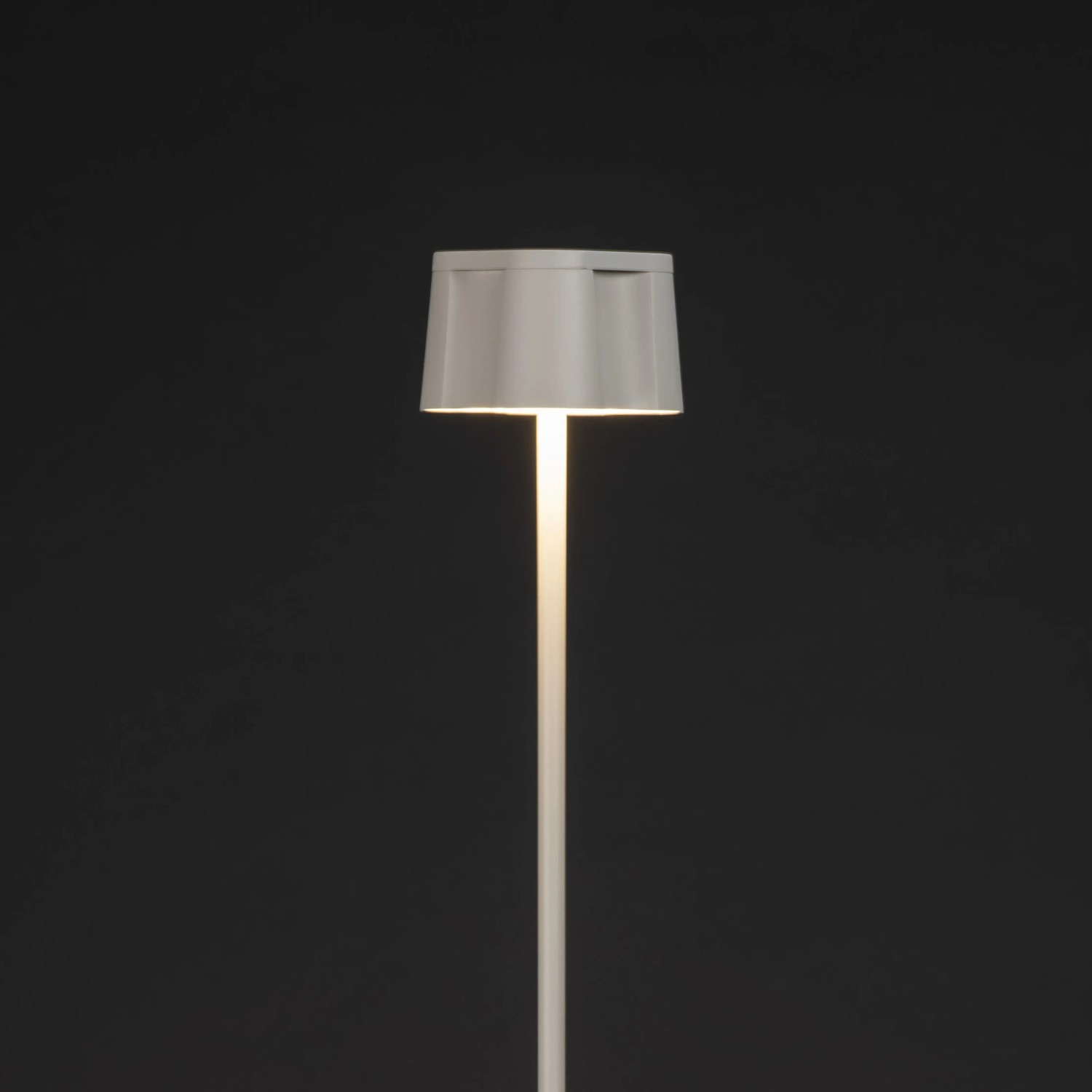 Weiße Konstsmide LED Stehleuchte Nice für Innen & Außen, dimmbar, mit USB.