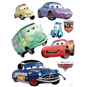 Disney Cars Wandtattoo mit Lightning McQueen und Freunden in Rot, Blau und Grün.