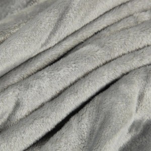 Nahaufnahme der grauen Bestlivings Kuscheldecke Celina (150x200 cm).