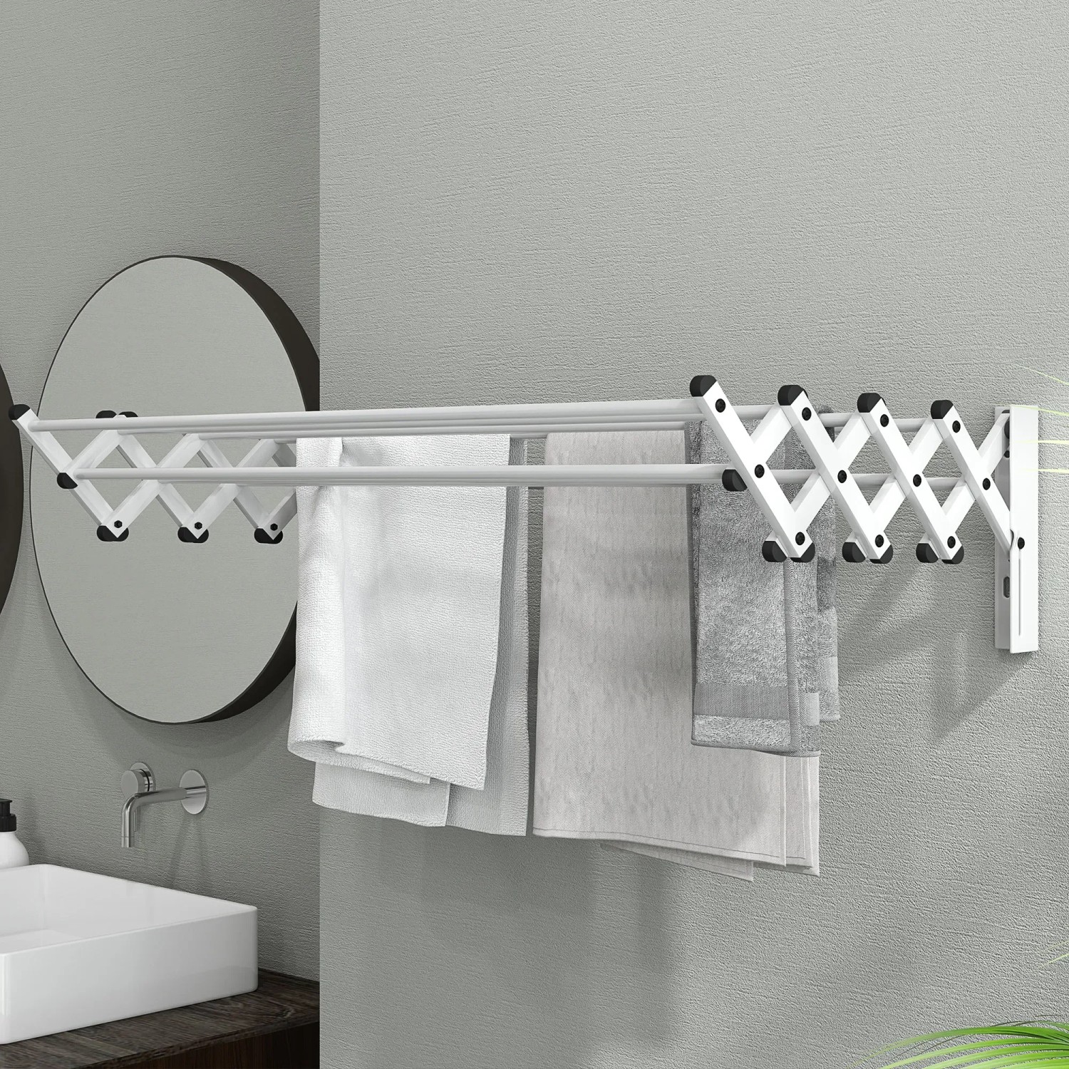 HOMCOM Wand-Wäscheständer, ausziehbar, silberfarben, mit Handtüchern im Badezimmer.