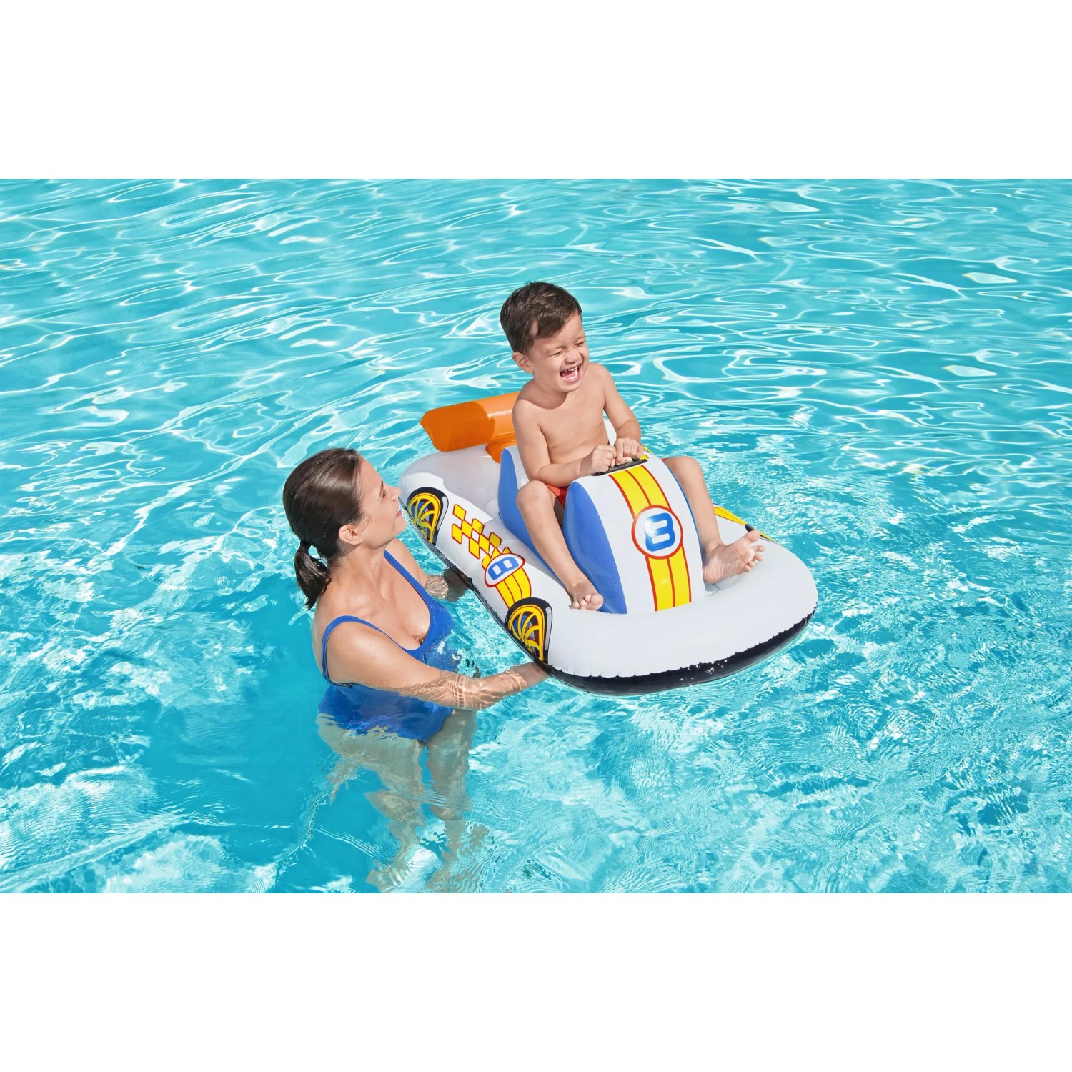 Bestway Poolschwimmer Rennauto mit Kind im Wasser. Aufblasbares Schwimmtier im bunten Design.