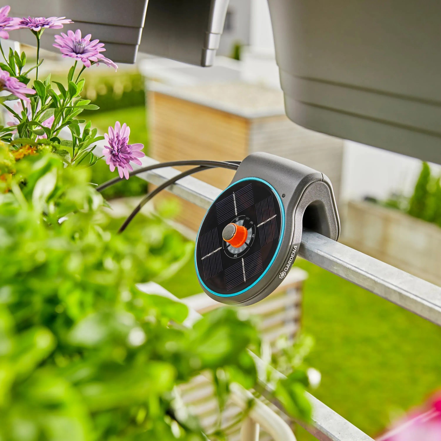 Gardena Aqua Bloom Solar-Bewässerung am Balkongeländer, Teil des Micro-Drip-Systems zur Pflanzenbewässerung.